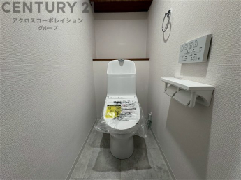 温水洗浄便座付トイレは温水洗浄機能により、暖かい水でおしりを洗浄することができ、冷たい水を使う従来の便座に比べ、温水洗浄機能で暖かいトイレを提供し、快適な使用を可能にします。
