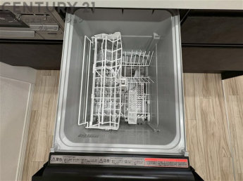 手洗いに比べて時間や労力を節約できることです。また、高温のお湯で洗浄されるため、雑菌や細菌を殺菌する効果もあります。さらに、乾燥機能があるため、手で拭く手間も省け衛生的に保管できます。
