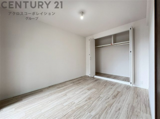 明るい色合いのフローリングとクロスを使用した洋室は家具やインテリアとも調和しやすく空間が広く感じられ開放感を生み出します。自然光を効果的に反射し、室内を明るく保つため、日中の照明使用を抑えられます。
