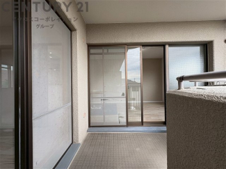 南向きバルコニーは日照が豊富で温暖な陽光を受けられ、植物の育成やリラックススペースとして活用可能です。洗濯物の乾燥が速く、快適な生活環境を提供。自然の光を取り込み、室内を明るくしてくれます。
