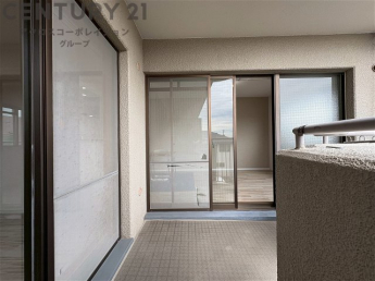 南向きバルコニーは日照が豊富で温暖な陽光を受けられ、植物の育成やリラックススペースとして活用可能です。洗濯物の乾燥が速く、快適な生活環境を提供。自然の光を取り込み、室内を明るくしてくれます。
