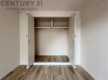 衣類やアクセサリー、小物類の収納が便利で整理整頓がしやすく、部屋の美観を保ちつつ、スペースを最大限に活用できます。衣服のしわやダメージを防ぎ、長持ちさせることができます。
