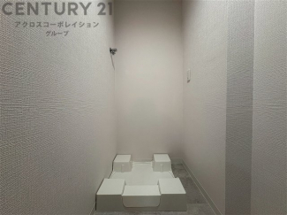 洗濯物の仕分け作業がしやすく、整理整頓が容易になります。洗濯音や湿気を他の部屋に持ち込まず、生活環境を快適に保ちます。上部を活用すれば収納スペースを確保でき洗剤や洗濯用品の整理もしやすくなります。
