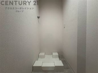 洗濯物の仕分け作業がしやすく、整理整頓が容易になります。洗濯音や湿気を他の部屋に持ち込まず、生活環境を快適に保ちます。上部を活用すれば収納スペースを確保でき洗剤や洗濯用品の整理もしやすくなります。
