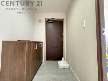 大きな玄関収納付きの玄関です　家族皆様の履物をしっかり収納できます
