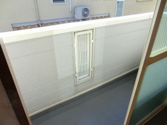 暖かな日差しのふりそそぐバルコニー