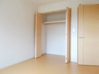 明るい色調の室内です