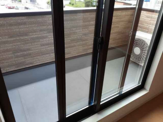 暖かな日差しのふりそそぐバルコニー