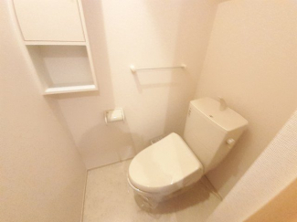 落ち着いた色調のトイレです