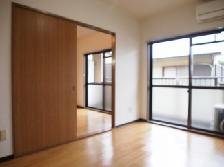 明るい色調の室内です