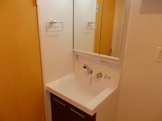 ゆったりとスペースのある洗面所