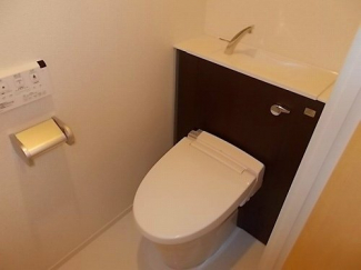 落ち着いた色調のトイレです