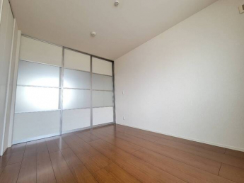 落ち着いた色調の寝室です