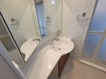 ゆったりとスペースのある洗面所