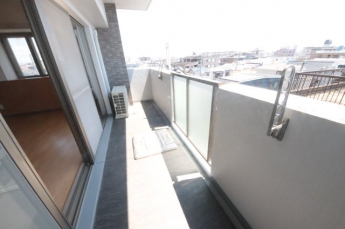 開放的で明るい空間を演出してくれるバルコニーです