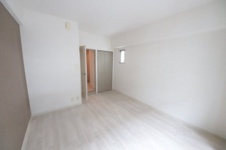 落ち着いて過ごせるお部屋なので、寝室にいかがでしょうか