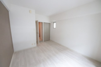 落ち着いて過ごせるお部屋なので、寝室にいかがでしょうか