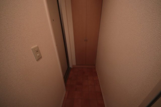 収納もある玄関です