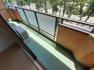 落ち着いた時間を過ごせるバルコニーです