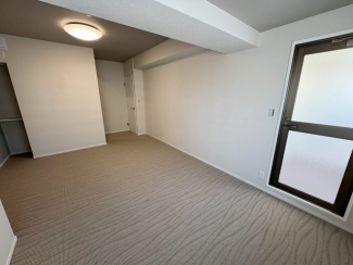 広くて明るい寝室