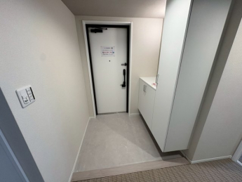 収納もある玄関です