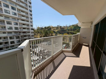 開放的で明るい空間を演出してくれるバルコニーです