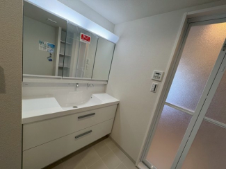 独立洗面台あり、毎朝おしゃれに忙しい女性の方におすすめです