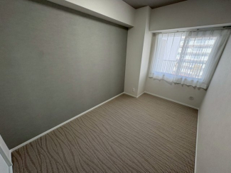 落ち着いた色調の洋室です