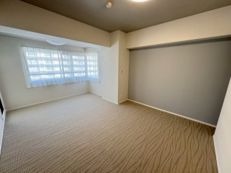 開放的な寝室です