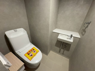 落ち着いた色調のトイレです
