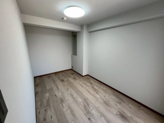 コンパクトで使いやすい洋室です