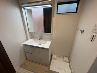 朝の支度にも助かる、独立の洗髪洗面化粧台