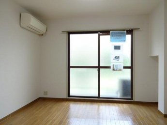 １階ですが隣家と距離があり明るいです