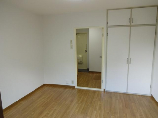 バルコニー側から見た洋室です