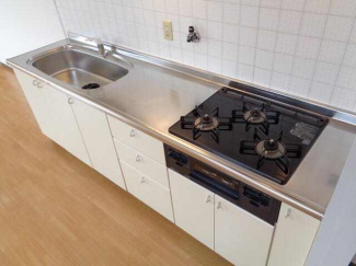 ３口ガスコンロ付きのシステムキッチンです