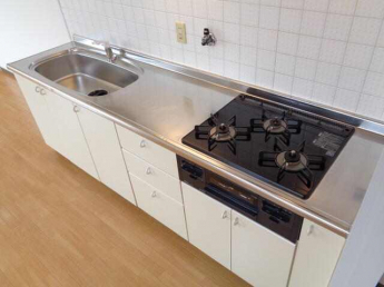 ３口ガスコンロ付きのシステムキッチンです
