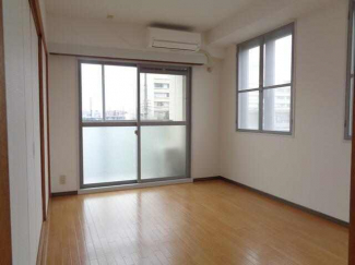 ２面採光の南向きの洋室です