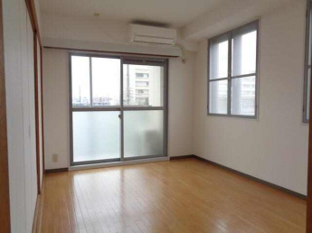 ２面採光の南向きの洋室です