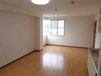 洋室側から見たリビングです