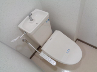 便利な温水洗浄便座付きのトイレできれいさっぱり