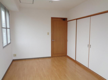 バルコニーからのさわやかな風と日差しが心地よい洋室です