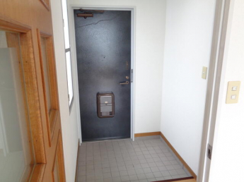 玄関にも窓が有り明るい玄関です