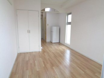 ベランダ側から見た洋室です