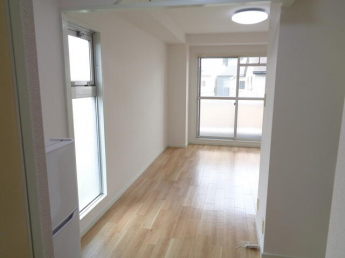 キッチン側から見た洋室です