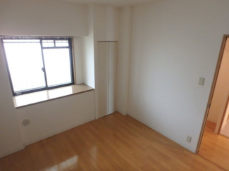 広くて明るい寝室