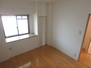 広くて明るい寝室