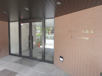 落ち着いたエントランスです