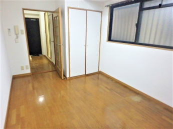 落ち着いた色調の寝室です