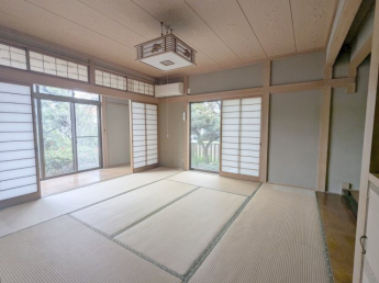 １階8畳和室、広縁と床の間があり広く感じれます。