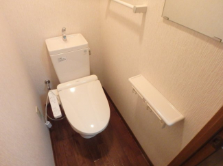 落ち着いた色調のトイレです
